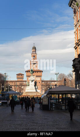 Milano, Italia - 19 Gennaio 2018: turisti e gente comune a piedi sulla strada vicino a Castello Sforzesco. Fu costruita nel XV secolo. In seguito rinnovato e Foto Stock