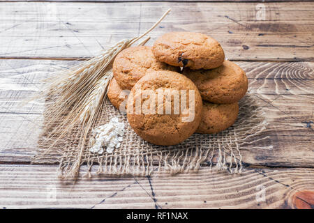 Farina di avena naturale i cookie su sfondo di legno. Stile rustico Foto Stock