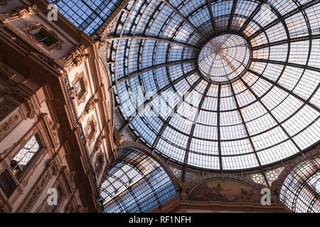 Milano, Italia - 19 Gennaio 2018: vista dal basso del round di ferro-e-tetto di vetro della Galleria Vittorio Emanuele II, è il più antico di active shopping mall e Foto Stock