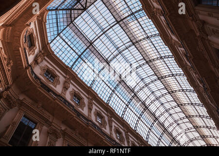 Milano, Italia - 19 Gennaio 2018: vista dal basso del ferro-e-tetto di vetro della Galleria Vittorio Emanuele II, è il più antico attivo centro commerciale per lo shopping e un Foto Stock