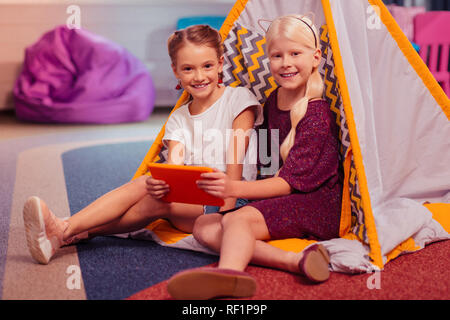 Ragazze di piacere in visita a festa di compleanno di un compagno di classe Foto Stock