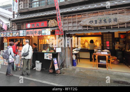 La gente visita Okage Yokocho shopping street vicino a Ise Jingu di Ise in Giappone. Foto Stock