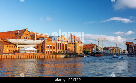 Gdansk, Polonia - 26 Giugno 2018: vista panoramica della città vecchia di Danzica sul fiume Motlawa e famoso il Baltico polacco filarmonica. Foto Stock