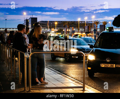Barcellona, Spagna - 31 Maggio 2018: coda di turisti e visitatori di Barcellona in attesa per il taxi auto in coda nella parte anteriore del El Prat di Barcellona Aeroporto internazionale Foto Stock