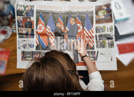 Parigi, Francia - 13 giugno 2018: vista dal di sopra della donna la lettura grande articolo su U.S. Presidente Donald Trump incontro leader della Corea del nord Kim Jong-ONU in Singapore in tedesco Die Welt Foto Stock
