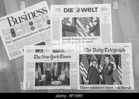 Parigi, Francia - 13 giugno 2018: quotidiani internazionali con coperchio U.S. Presidente Donald Trump incontro leader della Corea del nord Kim Jong-ONU in Singapore - bianco e nero Foto Stock