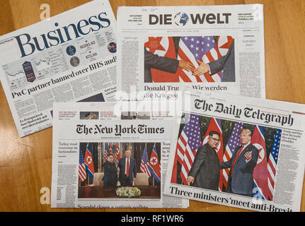 Parigi, Francia - 13 giugno 2018: quotidiani internazionali con coperchio U.S. Presidente Donald Trump incontro leader della Corea del nord Kim Jong-ONU in Singapore Foto Stock