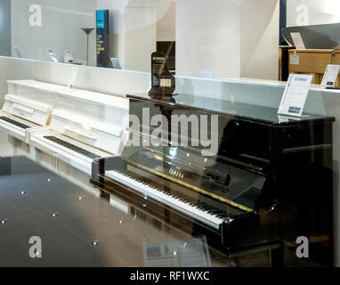 TRIER, Germania - Feb 21, 2015: Piano di lusso negozio strumento musicale negozio vendita esclusiva di pianoforti e royal grand piano da Yamaha Pianoworld serie P Foto Stock