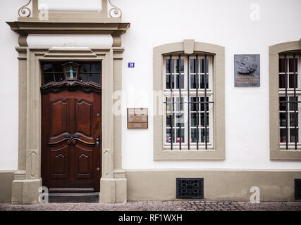 TRIER, Germania - Feb 21, 2015: Ingresso alla casa sono stati Karl Marx, il filosofo tedesco, economista, sociologo, giornalista e socialista rivoluzionario è nato nel 1818 Foto Stock