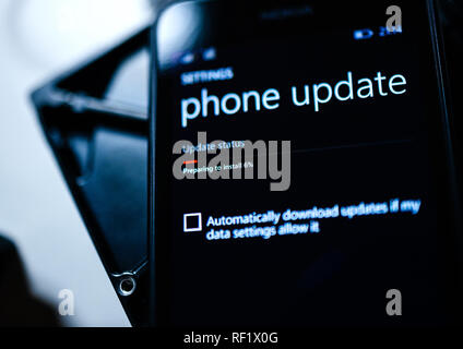 Parigi, Francia - Jan 19, 2016: POV in preparazione per installare il messaggio di aggiornamento su Windows di Microsoft Nokia Lumia superficie telefono dello smartphone Foto Stock