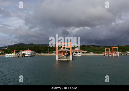 Traghetto sul isola di Iriomote, isole di Okinawa, in Giappone Foto Stock
