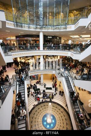 Piazza Limbecker Platz Shopping Centre, aperto nel marzo 2008, il più grande della Germania, urban shopping centre, Essen, Renania settentrionale-Vestfalia Foto Stock