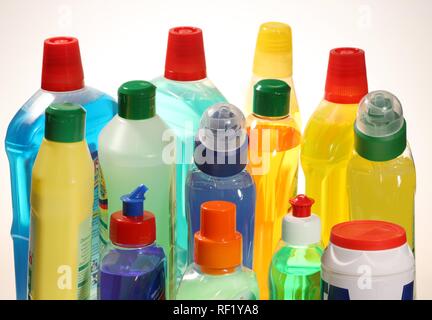 Un assortimento di detergenti e prodotti di pulizia Foto Stock