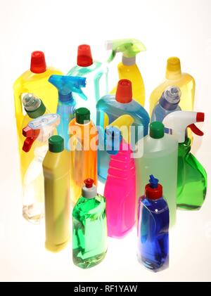 Un assortimento di detergenti e prodotti di pulizia in bottiglie di plastica Foto Stock