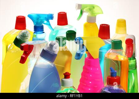 Un assortimento di detergenti e prodotti di pulizia in bottiglie di plastica Foto Stock