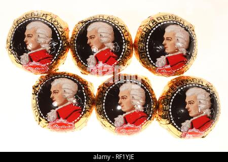 Mozartkugeln, palle di Mozart, praline riempito con del marzapane al pistacchio e il torrone Foto Stock