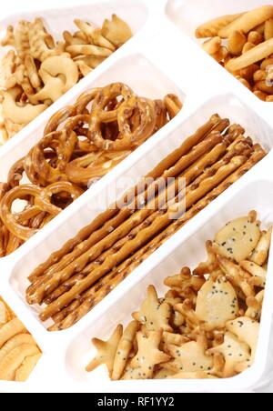 Snack salati, assortimento di cracker e salatini Foto stock - Alamy