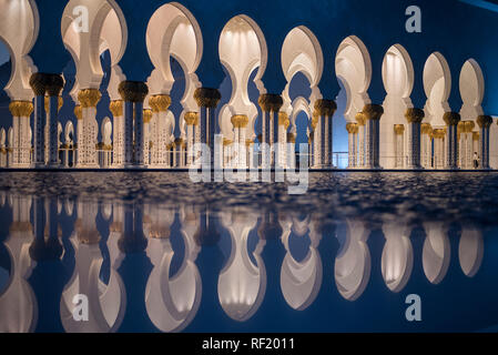 Una calma riflessione della Grande Moschea di Abu Dhabi sulla piscina Foto Stock