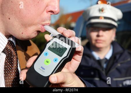 Alcool test del respiro, driver testato con un breathalyzer, etilometro,  Mettmann, Renania settentrionale-Vestfalia Foto stock - Alamy
