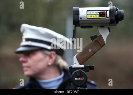 Il limite massimo di velocità di esecuzione di polizia, la misurazione della velocità con un dispositivo di misurazione laser, Mettmann, Renania settentrionale-Vestfalia Foto Stock