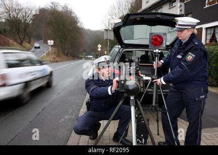 La polizia operando un controllo di velocità radar, Mettmann, Renania settentrionale-Vestfalia Foto Stock