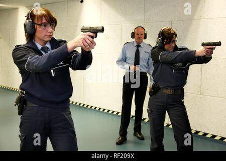 Armi di routine di formazione presso le centrali di polizia o la sede centrale di tiro, Mettmann, Renania settentrionale-Vestfalia Foto Stock