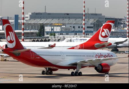 Air Berlin Airbus A330 sulla rampa di airport o grembiule, Duesseldorf Aeroporto internazionale di Duesseldorf, nella Renania settentrionale-Vestfalia Foto Stock