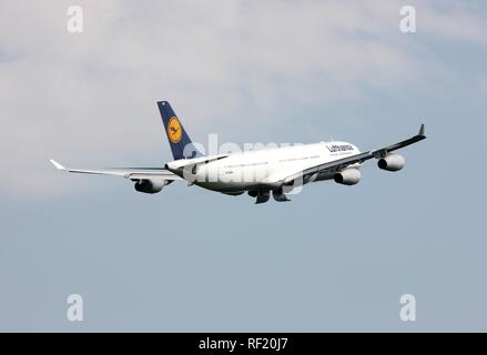 Lufthansa Airbus A340, uno dei tre aerei di grandi dimensioni di stanza a Duesseldorf dal maggio 2008 per collegamenti per il Canada Foto Stock