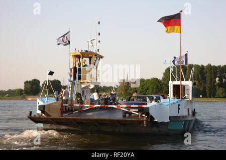 Fiume Reno traghetto per auto da Orsoy a Duisburg-Walsum, Renania settentrionale-Vestfalia Foto Stock