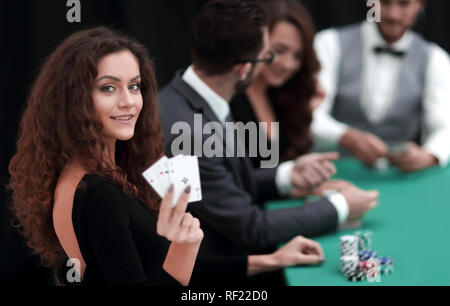 Bella donna che mostra una combinazione di quattro assi. Foto Stock