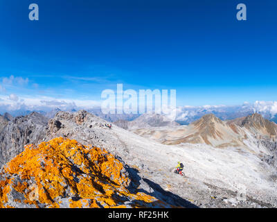 La regione di bordo Italia Svizzera, uomo equitazione mountain bike sul sentiero al Piz Umbrail Foto Stock