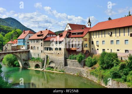 Vista città Skofja Loka con edifici del XIV secolo e il Cappuccino ponte sopra il fiume Sora, Skofja Loka, Gorenjska Foto Stock