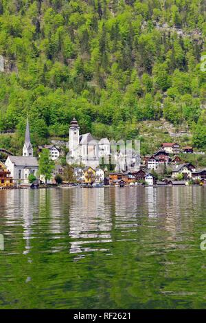 Hallstatt sul lago Hallstatt con protestanti e Chiesa cattolica, Salzkammergut, regione Dachstein, Austria superiore, Austria Foto Stock