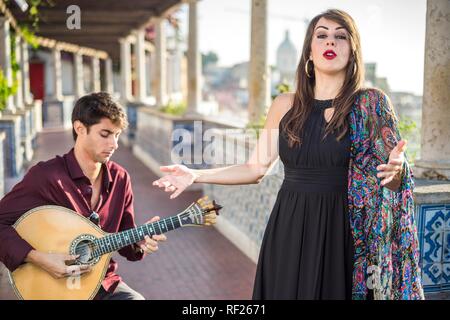 Band di eseguire brani di musica tradizionale fado sotto il pergolato con piastrelle portoghesi chiamato azulejos di Lisbona, Portogallo Foto Stock