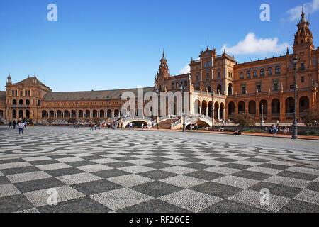 Magnifici edifici su Plaza de España, Siviglia, Andalusia, Spagna Foto Stock