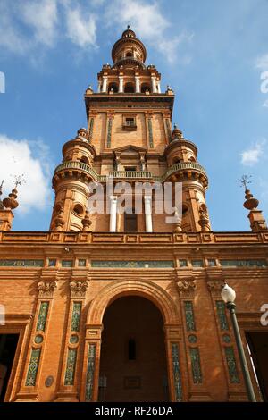 Magnifico edificio sulla Plaza de España, Torre Nord, Torre Norte, Siviglia, Andalusia, Spagna Foto Stock