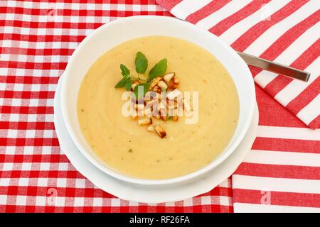 A sud la cucina tedesca, la zuppa di patate, crostini, MAGGIORANA (Origanum majorana), piastra, mestolo, Germania Foto Stock