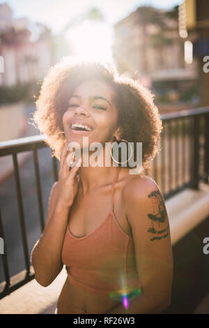 Stati Uniti d'America, Nevada, Las Vegas, ritratto di felice giovane donna in città Foto Stock