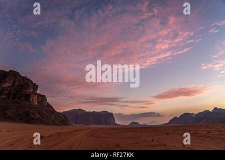 Tramonto nel deserto di Wadi Rum, Giordania Foto Stock