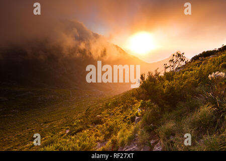 Un tramonto escursione fino Devil's Peak afords viste incredibili come il sole scende sotto l'Oceano Atlantico orizzonte, Cape Town, Provincia del Capo Occidentale, Sud Africa Foto Stock