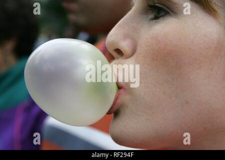 Bubblegum concorso di soffiaggio durante il quarto di luglio (giorno dell'indipendenza) Celebrazioni in Gustavo: 400 abitanti, Alaska, STATI UNITI D'AMERICA Foto Stock