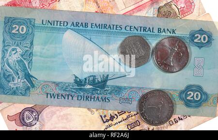 Dirham (o Dirhem) valuta, AED, banconote e monete con oil rig, olio derrick, Emirati Arabi Uniti, Emirati arabi uniti Foto Stock