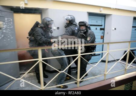 SWAT team esercizio in una prigione facility, Germania Foto Stock