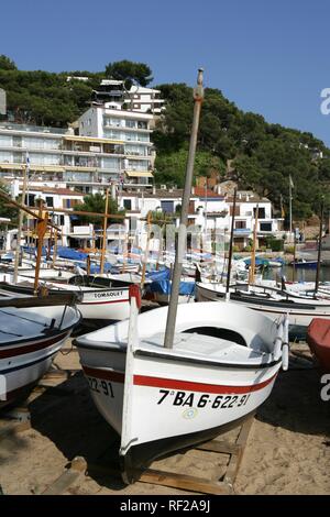 Barche ormeggiate in Llafranc, città costiera sulla Costa Blanca, Catalogna, Spagna Foto Stock