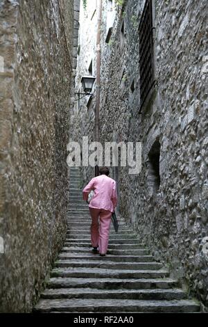 I passaggi che conducono un vicolo nel centro storico di Girona, Costa Blanca, Catalogna, Spagna Foto Stock