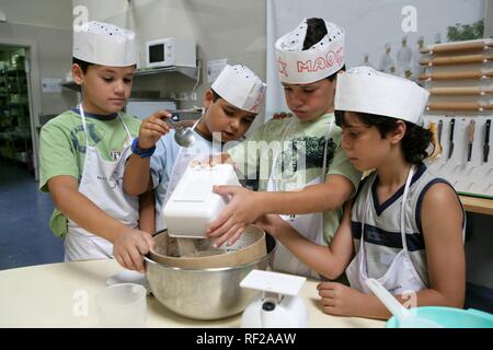 I bambini della classe di cottura, Aula de Cuina de l'Emporda, culinario scuola specializzata in alimenti catalano, Calella de Palafrugell Foto Stock