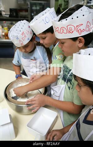 I bambini della classe di cottura, Aula de Cuina de l'Emporda, culinario scuola specializzata in alimenti catalano, Calella de Palafrugell Foto Stock