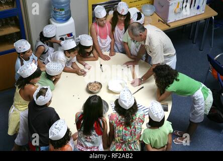 I bambini della classe di cottura, Aula de Cuina de l'Emporda, culinario scuola specializzata in alimenti catalano, Calella de Palafrugell Foto Stock