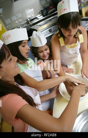 I bambini della classe di cottura, Aula de Cuina de l'Emporda, culinario scuola specializzata in alimenti catalano, Calella de Palafrugell Foto Stock