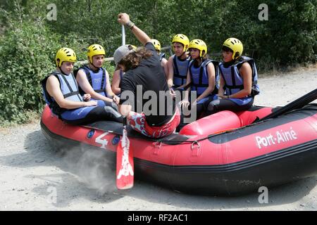 Whitewater Rafting su un fiume di montagna dei pirenei vicino a Rialp, Catalogna, Spagna, Europa Foto Stock